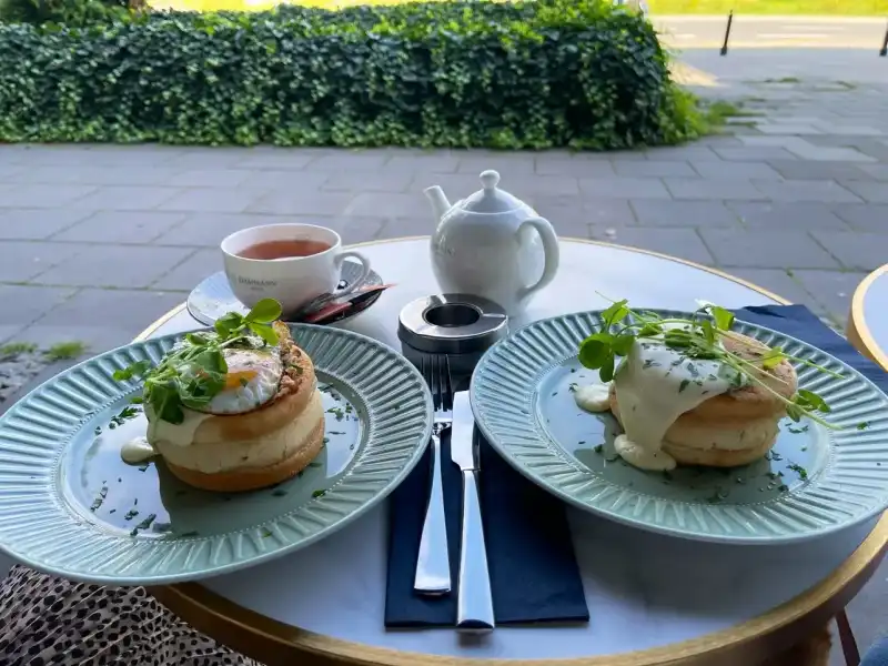 Eggs Benedict na tarasie ☀️ Najlepszy brunch w Warszawie!