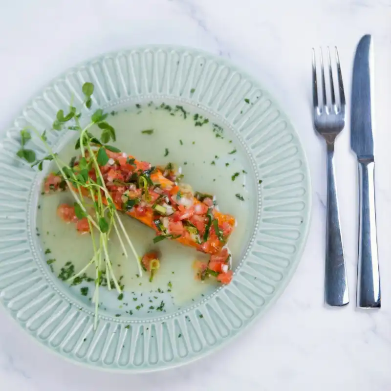 🐟 Pavé de Saumon z salsą – klasyka francuskiej kuchni na Twoim talerzu.