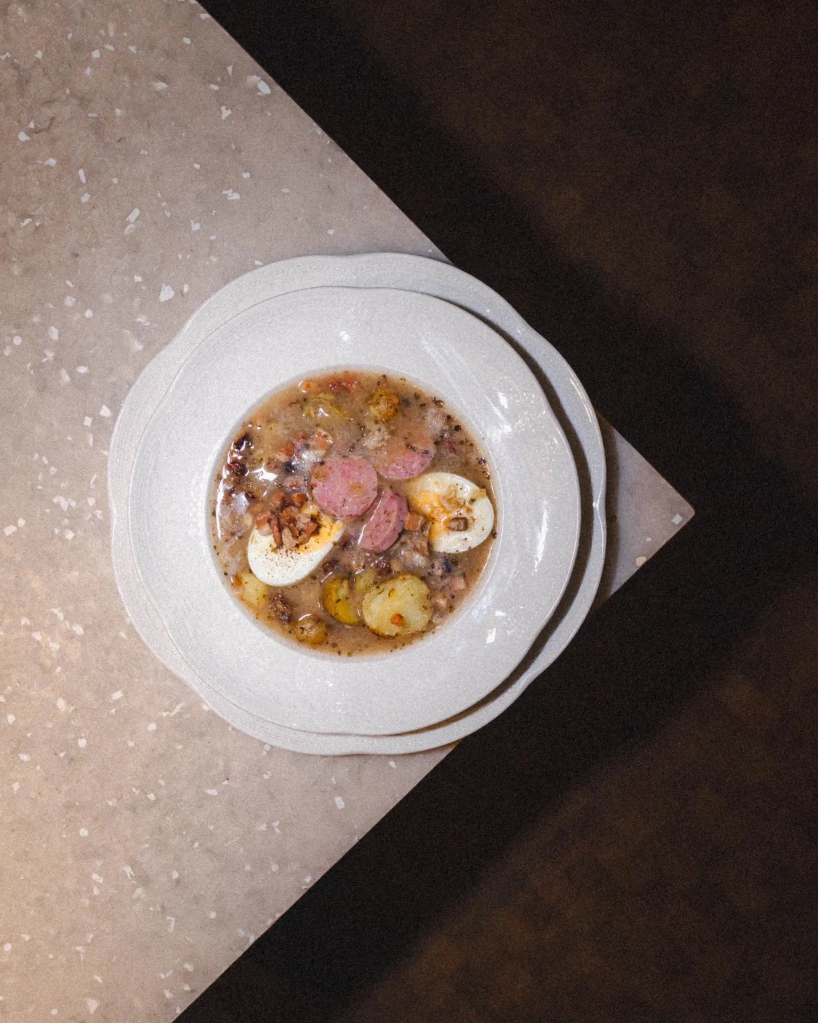 Traditioneller polnischer Żurek mit weißer Wurst, pochiertem Ei und Kartoffel-Chrusciki 👨‍🍳🇵🇱