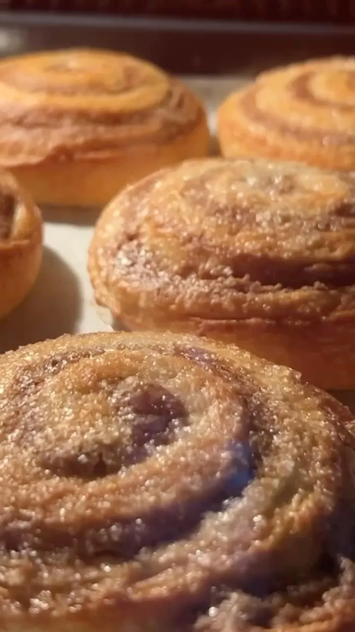 Acompaña tu café con algo fresquito ☕️ Cinnamon rolls, segundo desayuno, espresso y cappuccino.