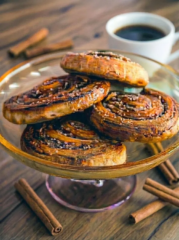 Roll de canela recién salido del horno — el aroma llena la cafetería. El mejor snack con café.